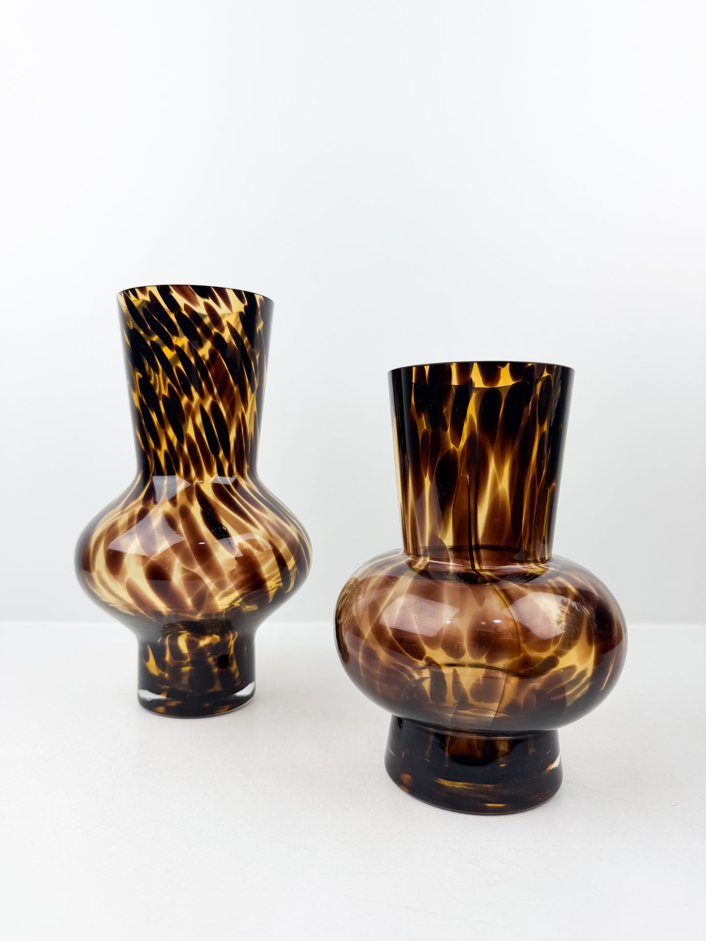 Duo de vases sculpturaux marron très chic