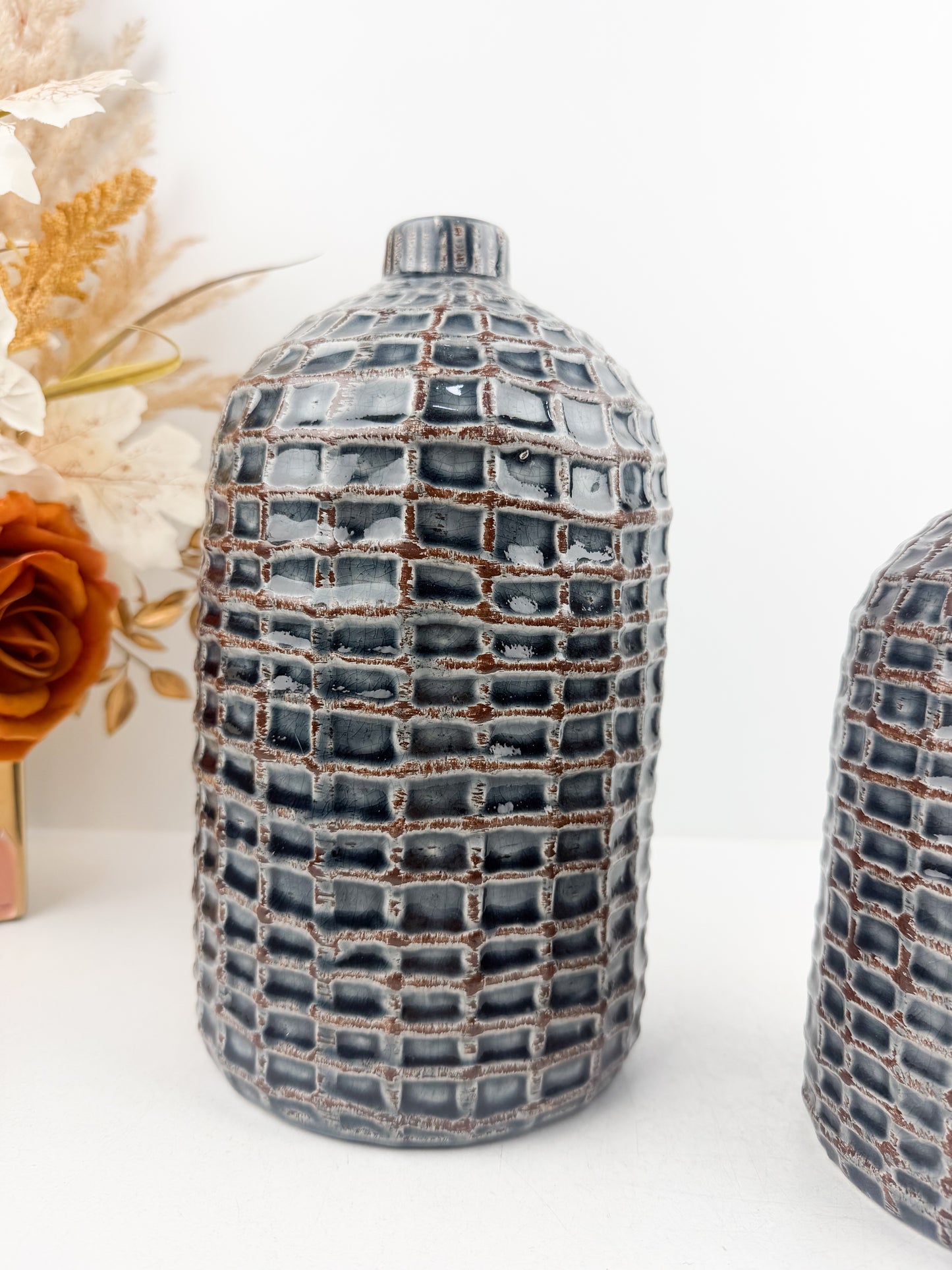 Duo de vases artisanal en céramique motif quadrillé en bleu.