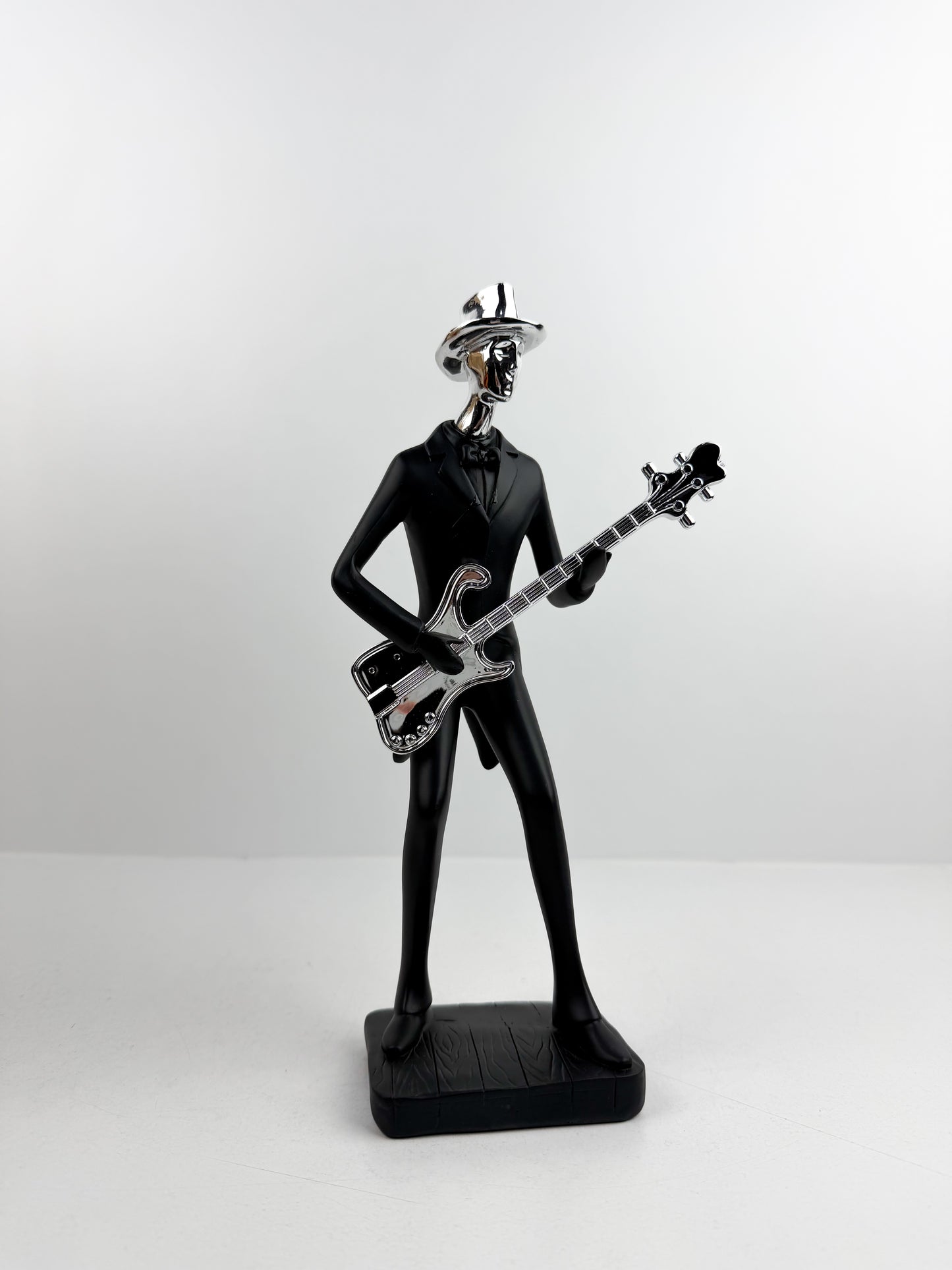 Figurine représentant un guitariste en pleine performance