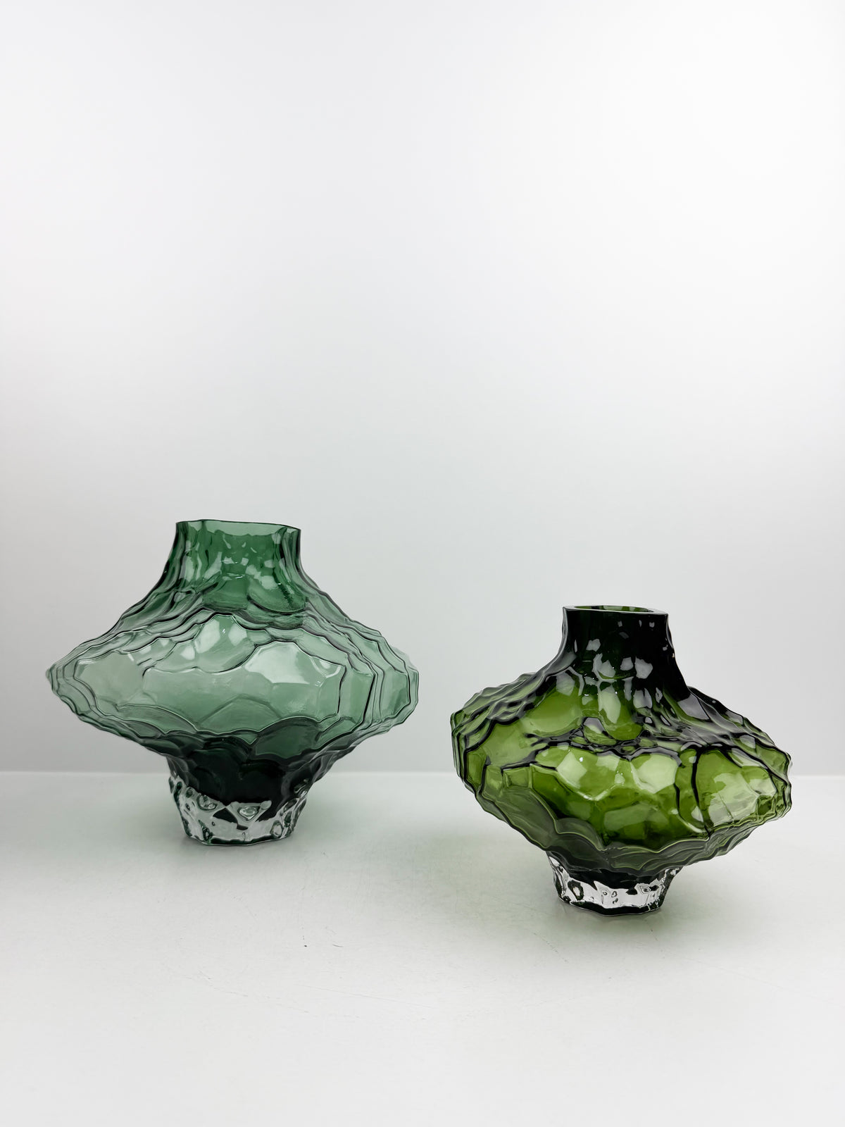 Duo de Vases Décoratifs sculpturale en Vert .