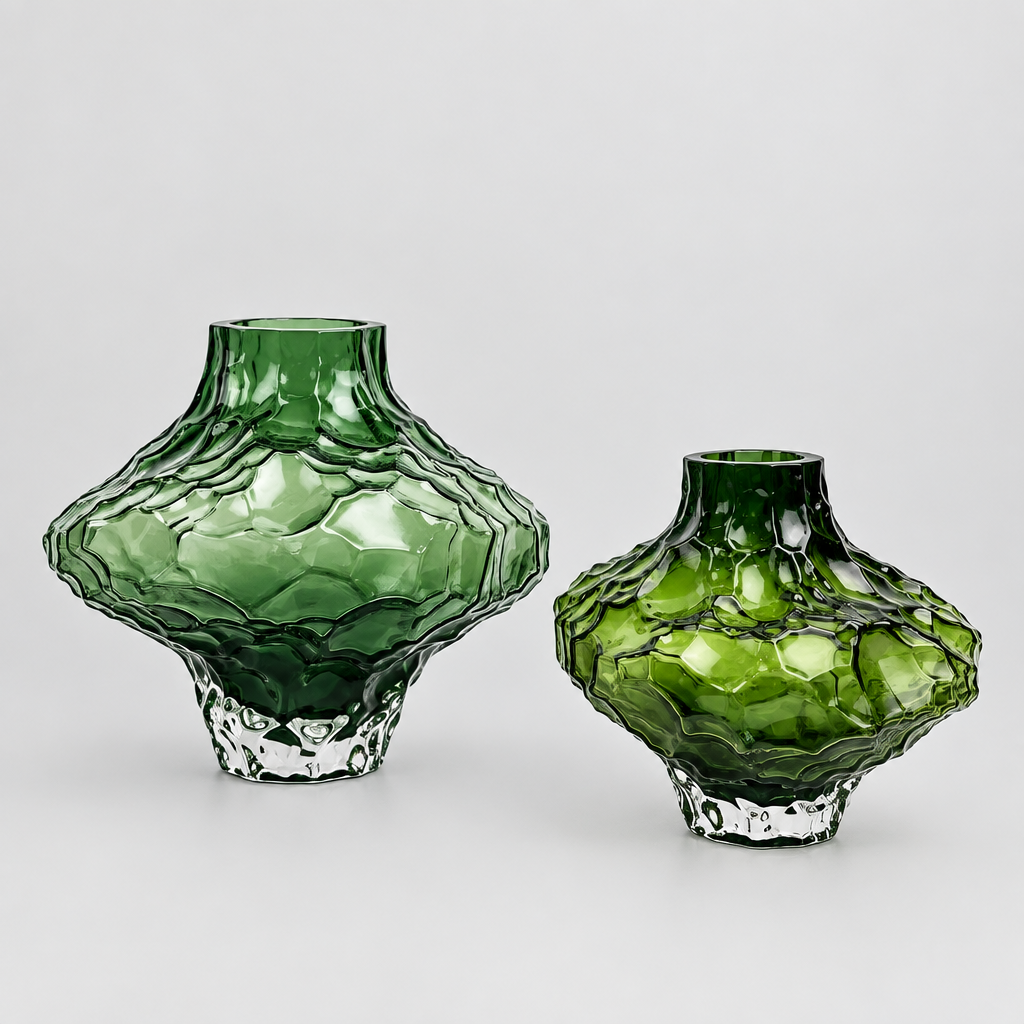 Duo de Vases Décoratifs sculpturale en Vert .