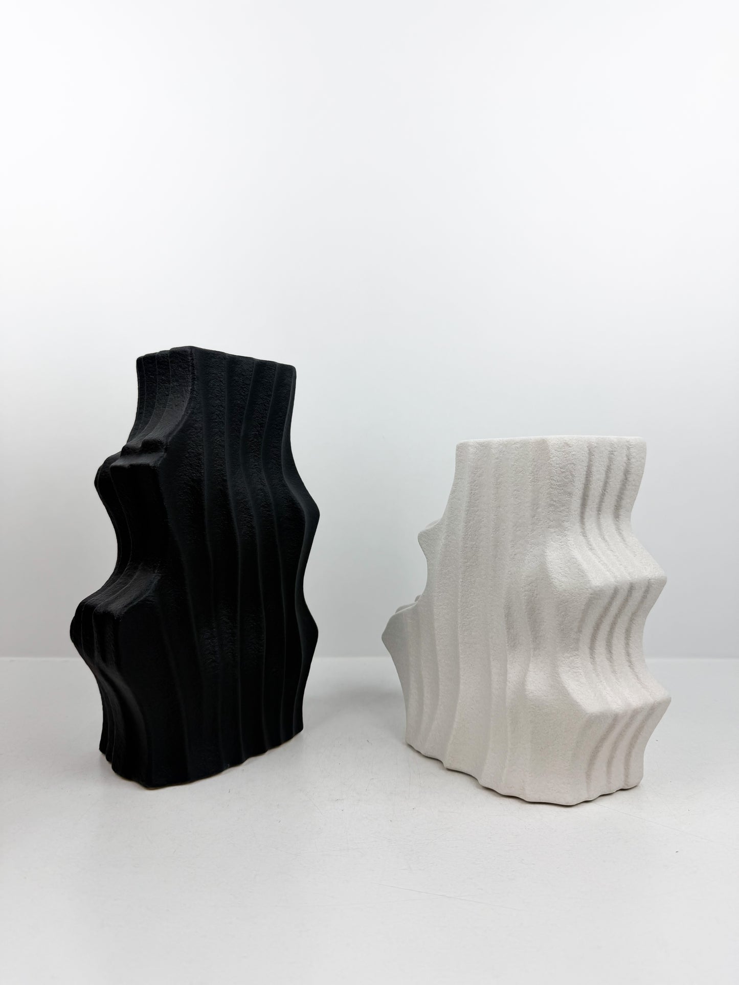 Duo de vases sculptural en céramique alliant élégance et luxe