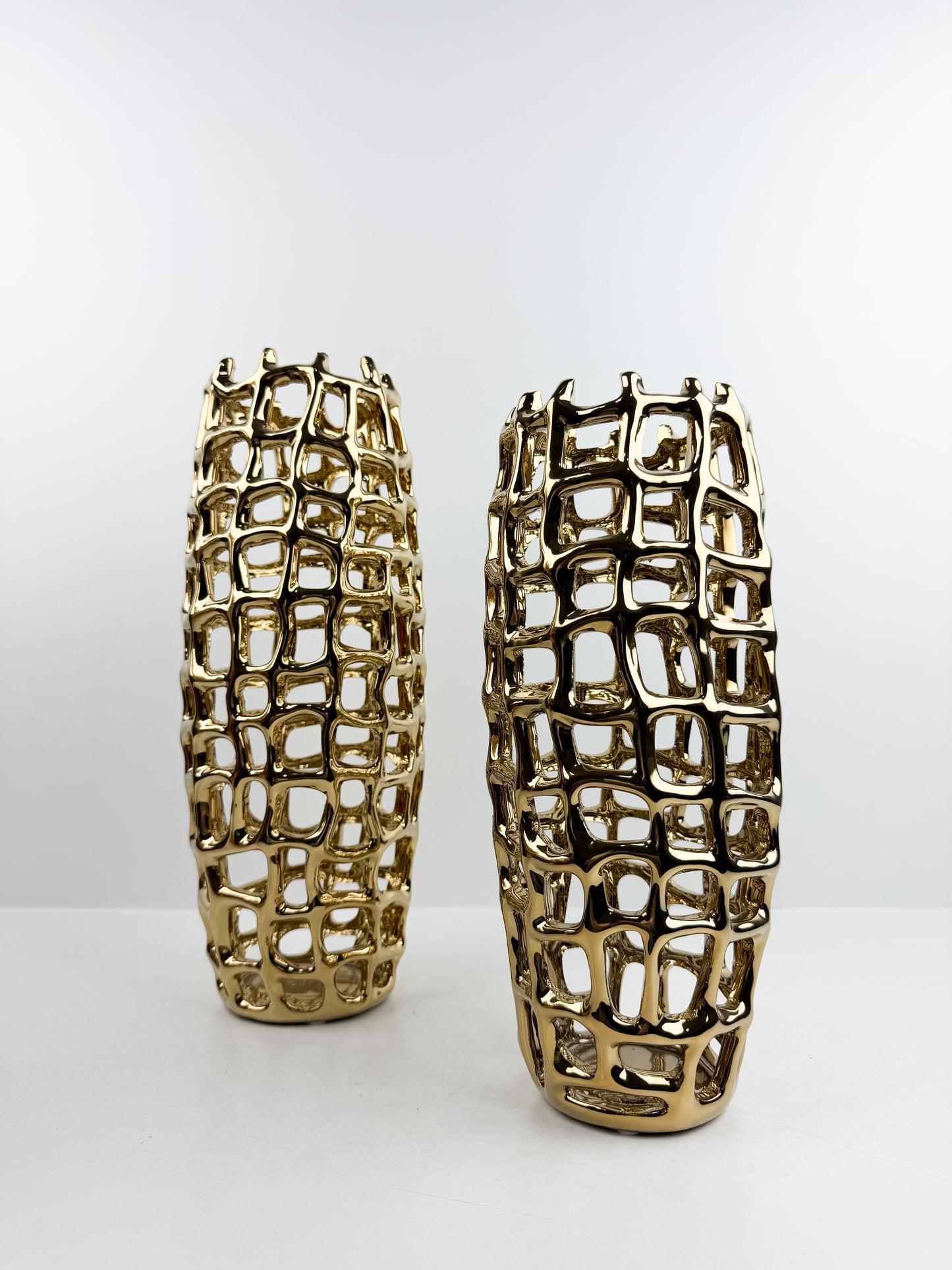 Duo de vases en céramique aux finitions grillées dorées