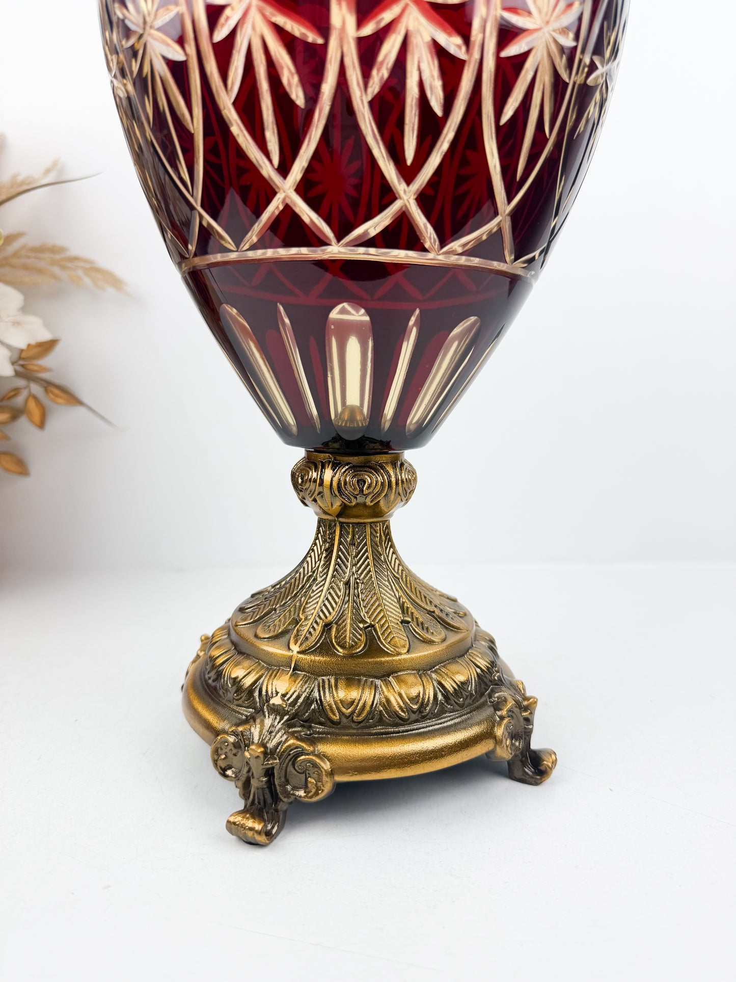 Vase traditionnel en cristal rouge rubis aux reflets profonds