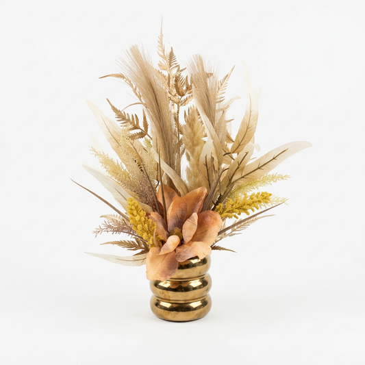 Fleurs séchées présentée dans un vase en céramique aux finitions dorées.