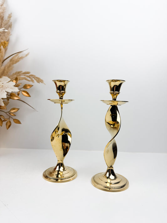 Ensemble de deux bougeoirs dorés élégants