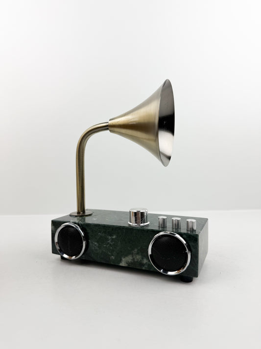 Ornement décoratif en vert haut de gamme capture l'essence intemporelle du phonographe vintage