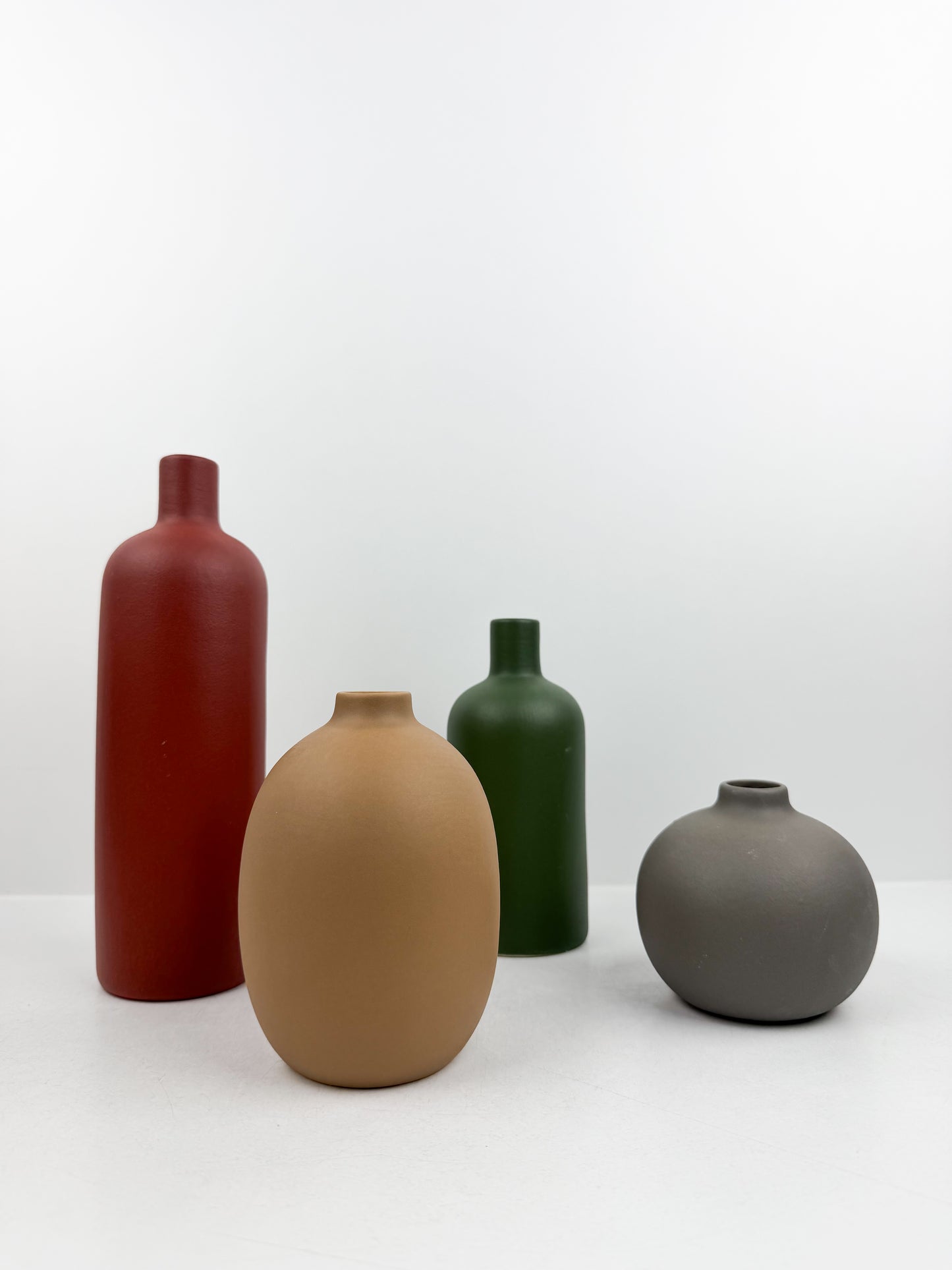 Ensemble de quatre mini vases aux formes et couleurs variées