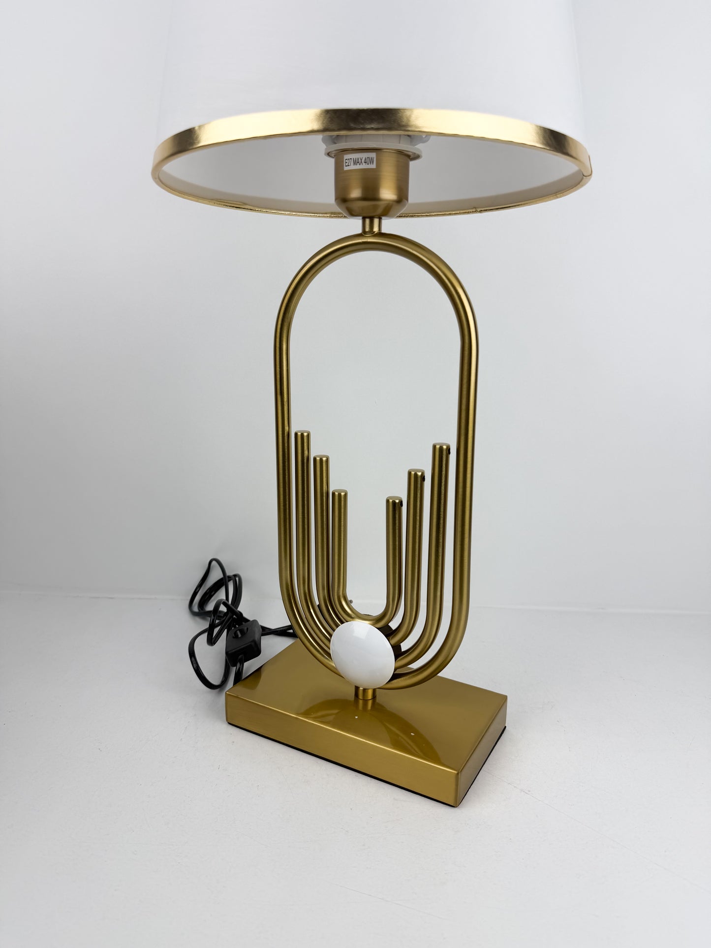 Lampe de table au design contemporain haut de gamme  métallique dorée épurée ornée d'un motif central d'anneaux