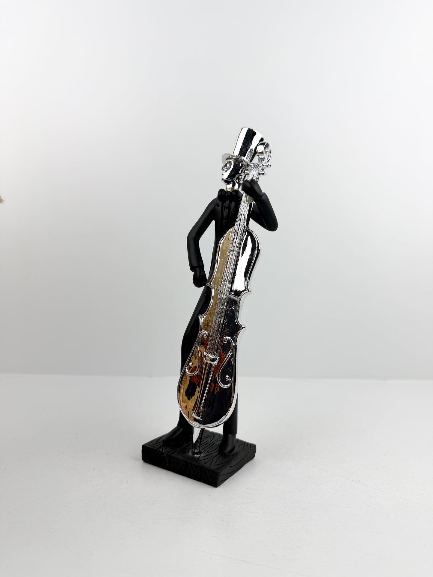 Statuette élégante représentant un musicien passionné jouant du violoncelle