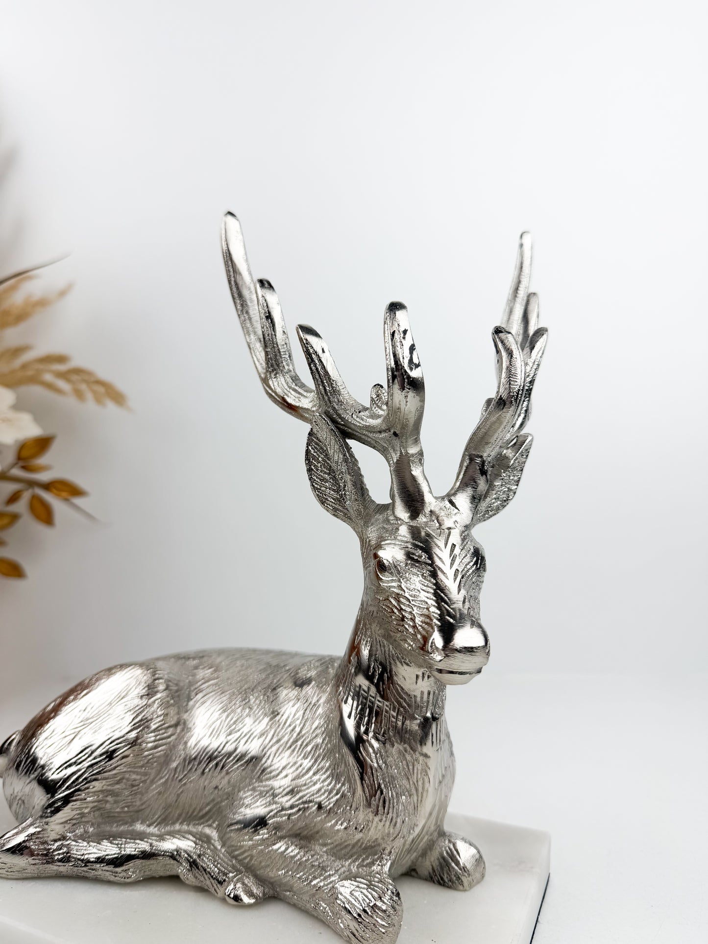 Figurine de gazelle argentée en métal, élégante et raffinée