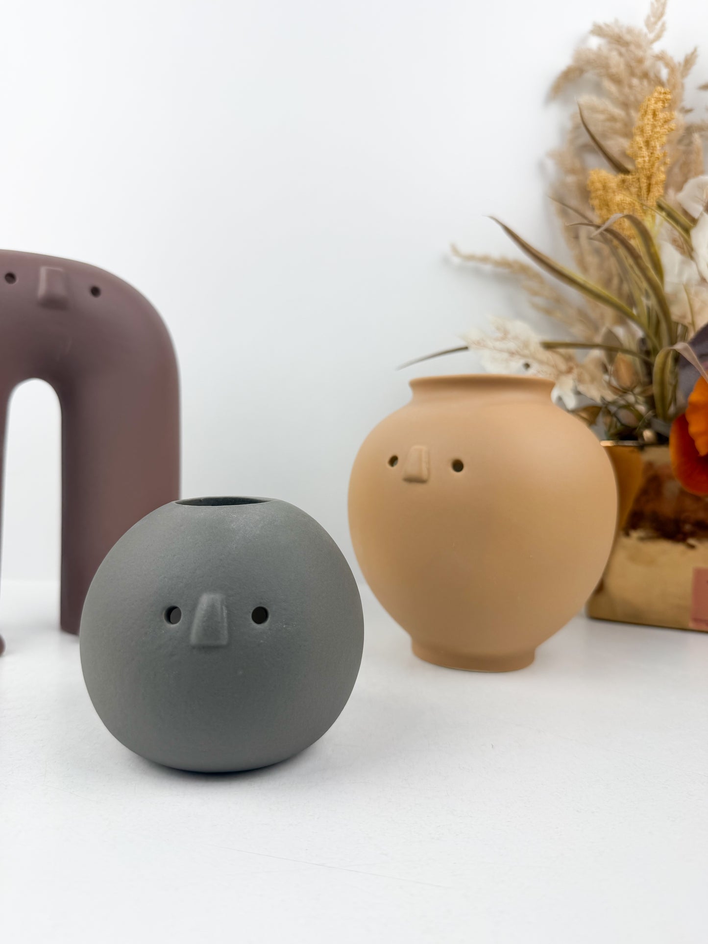 Trio de vases en céramique aux formes organiques et expressives