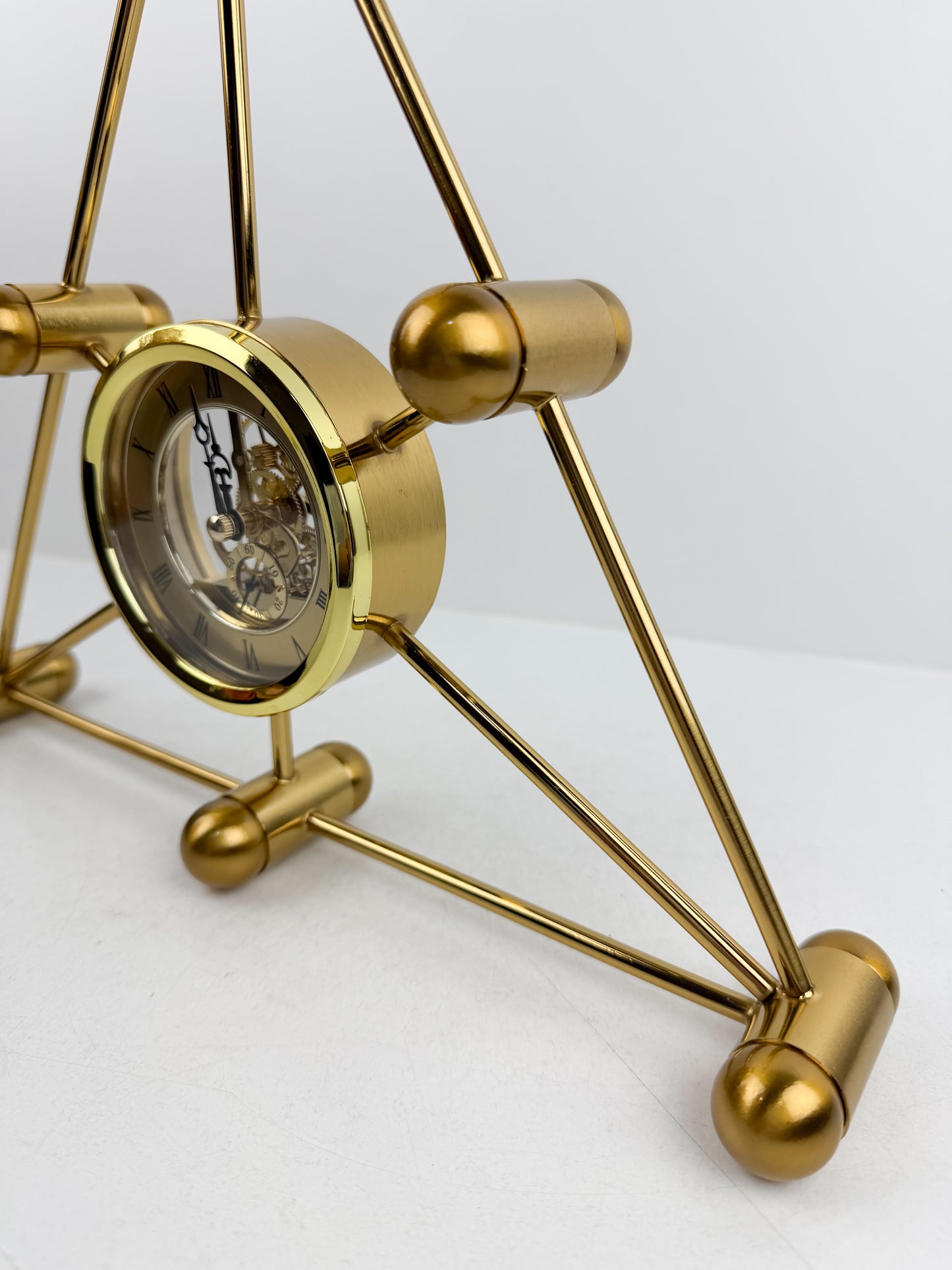 Horloge triangulaire mécanique en métal doré