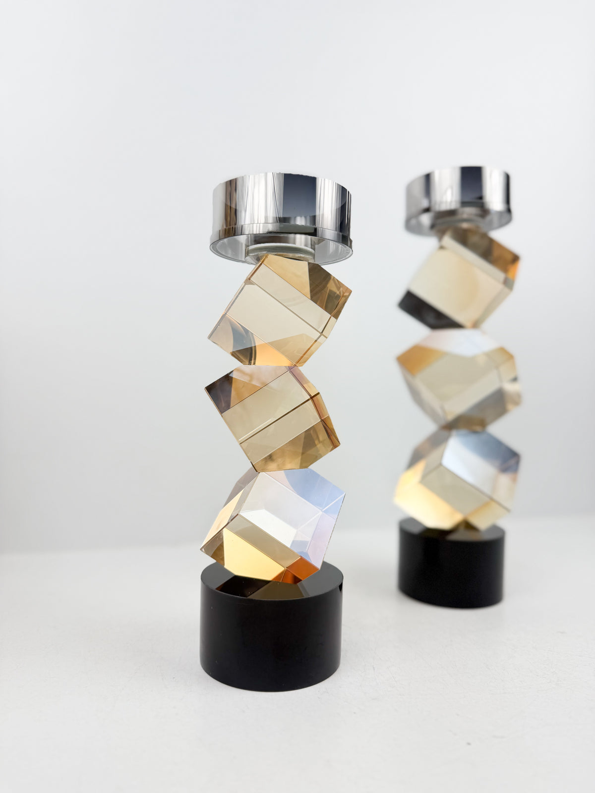 Duo de bougeoirs sculpturaux en cube cristal ambré.