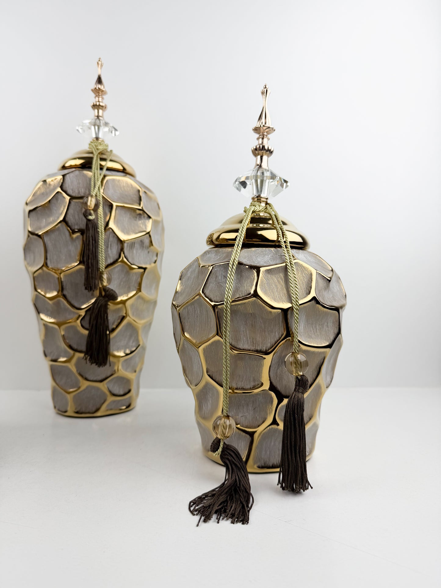 Trio de vases en céramique au design épuré et sophistiqué.