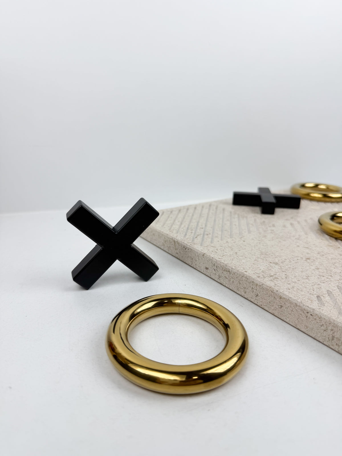 Jeu du Morpion Sculptural Luxe en marbre haut de qualité.