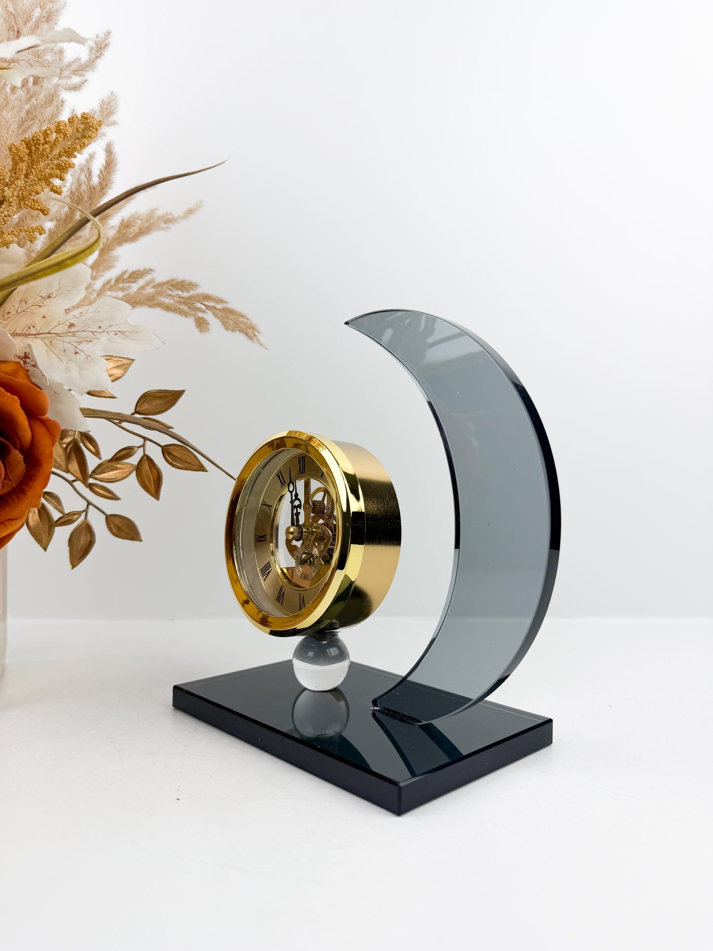 Horloge de table en cristal au design contemporain en forme de la lune