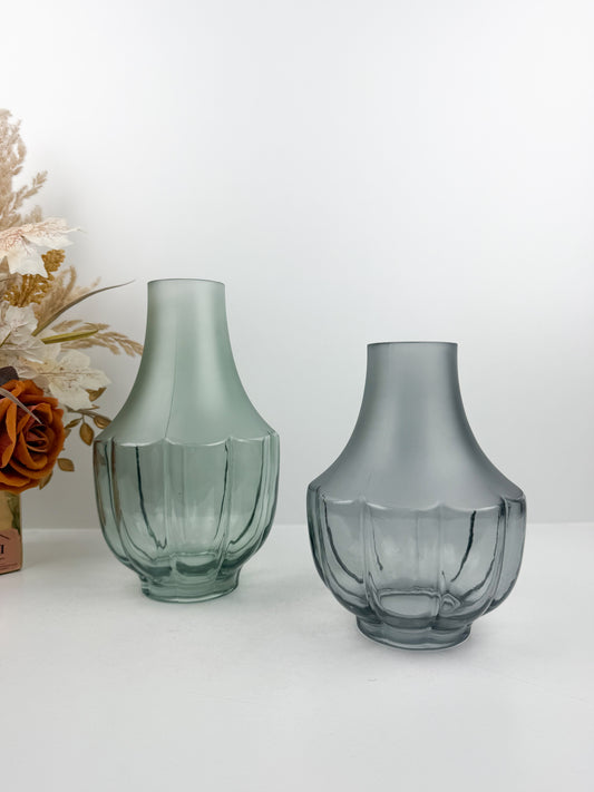 Ensemble de deux vases en verre de haute qualité, alliant élégance et transparence,