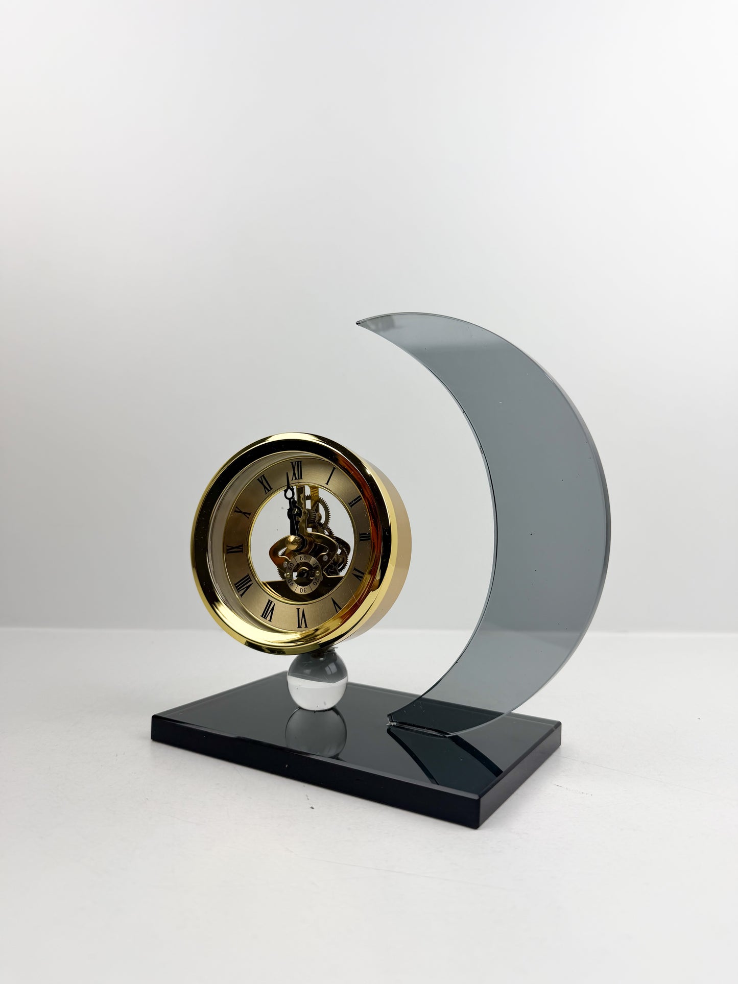 Horloge de table en cristal au design contemporain en forme de la lune