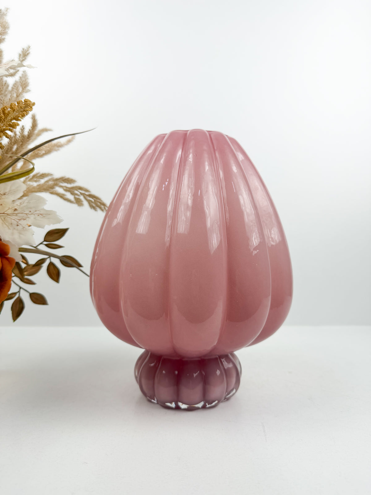 Grand vase sculpturale reflète magnifiquement la lumière.