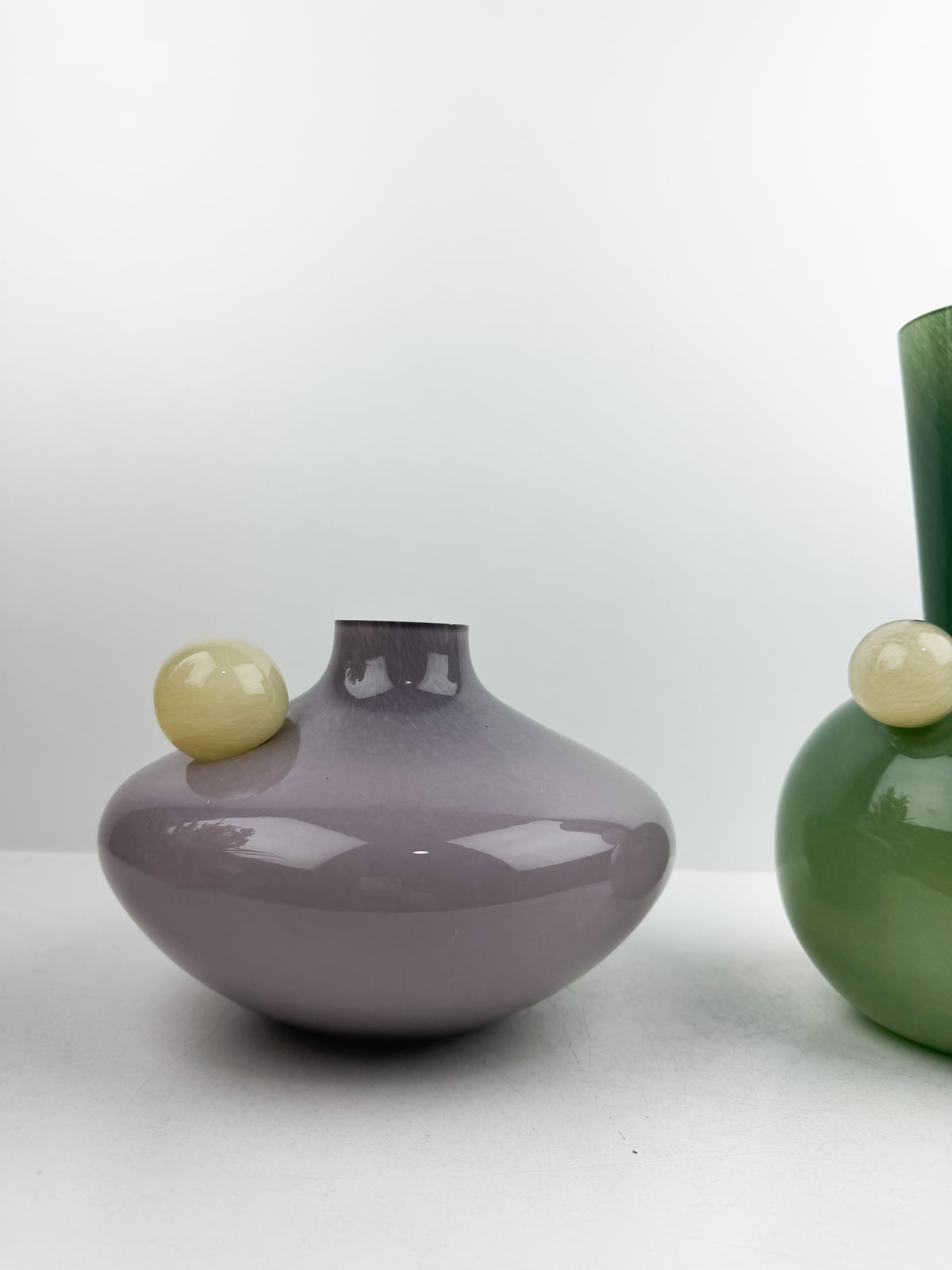 Duo de vases décoratifs au design sculptural violet et vert Olive.