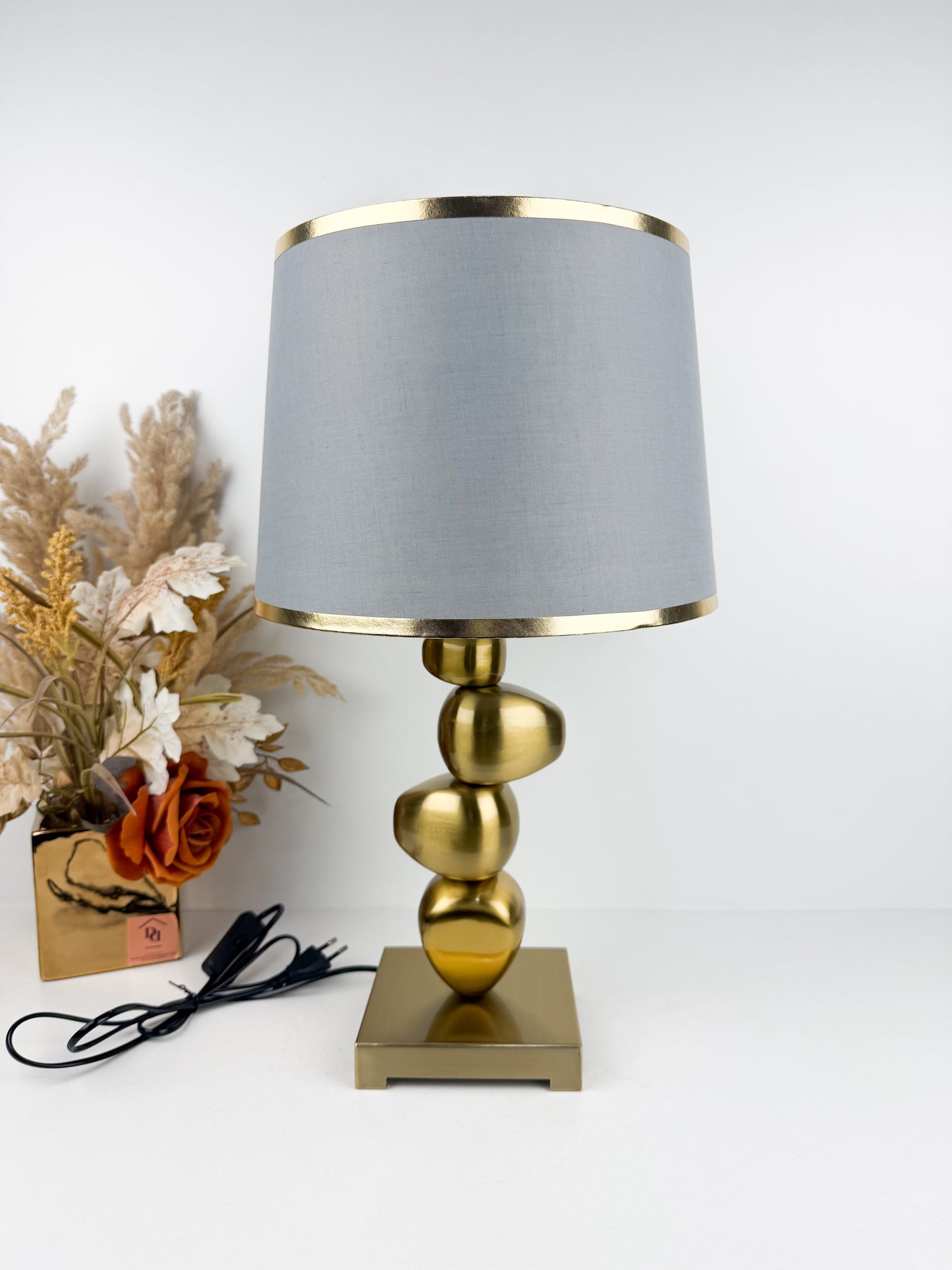 Lampe de table au design contemporain qui allie élégance et sophistication en gris