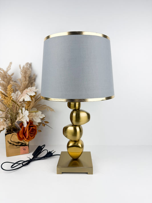 Lampe de table au design contemporain qui allie élégance et sophistication en gris