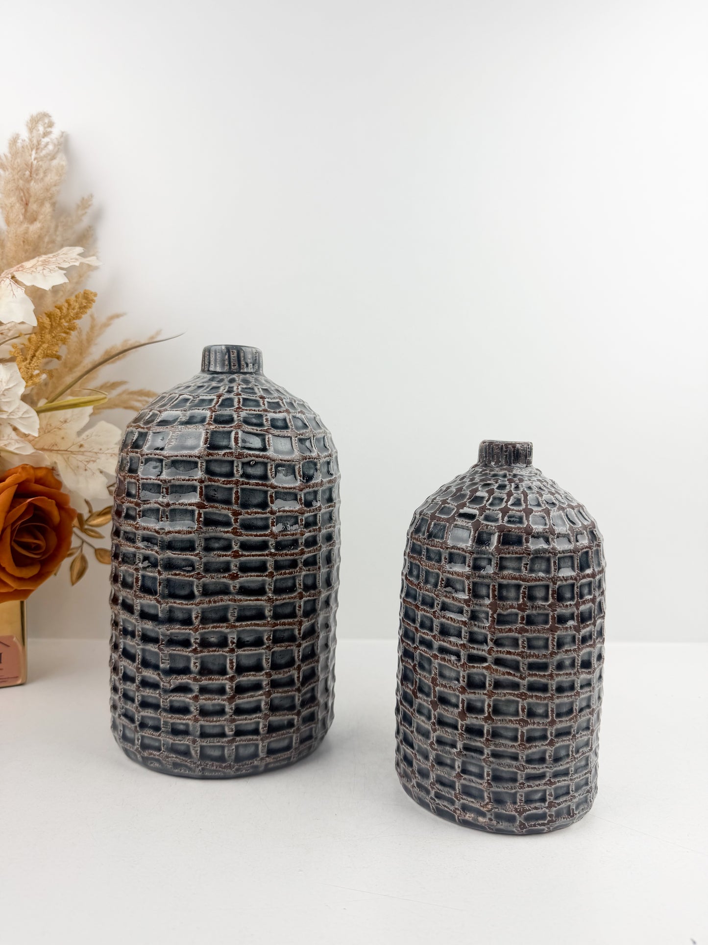 Duo de vases artisanal en céramique motif quadrillé en bleu.
