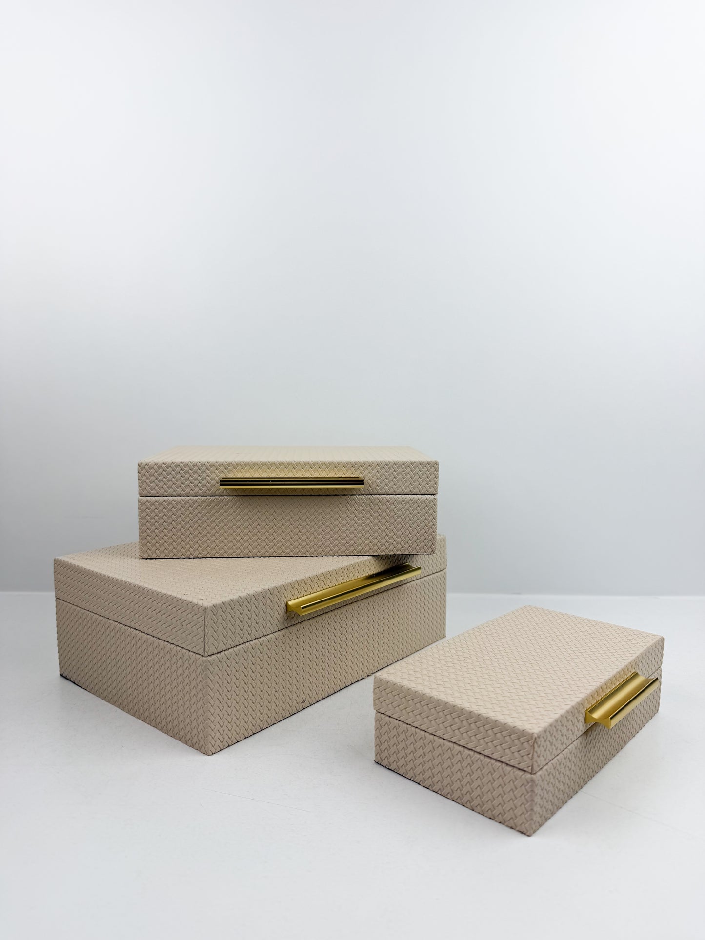 Trois boîtes de rangement superposables