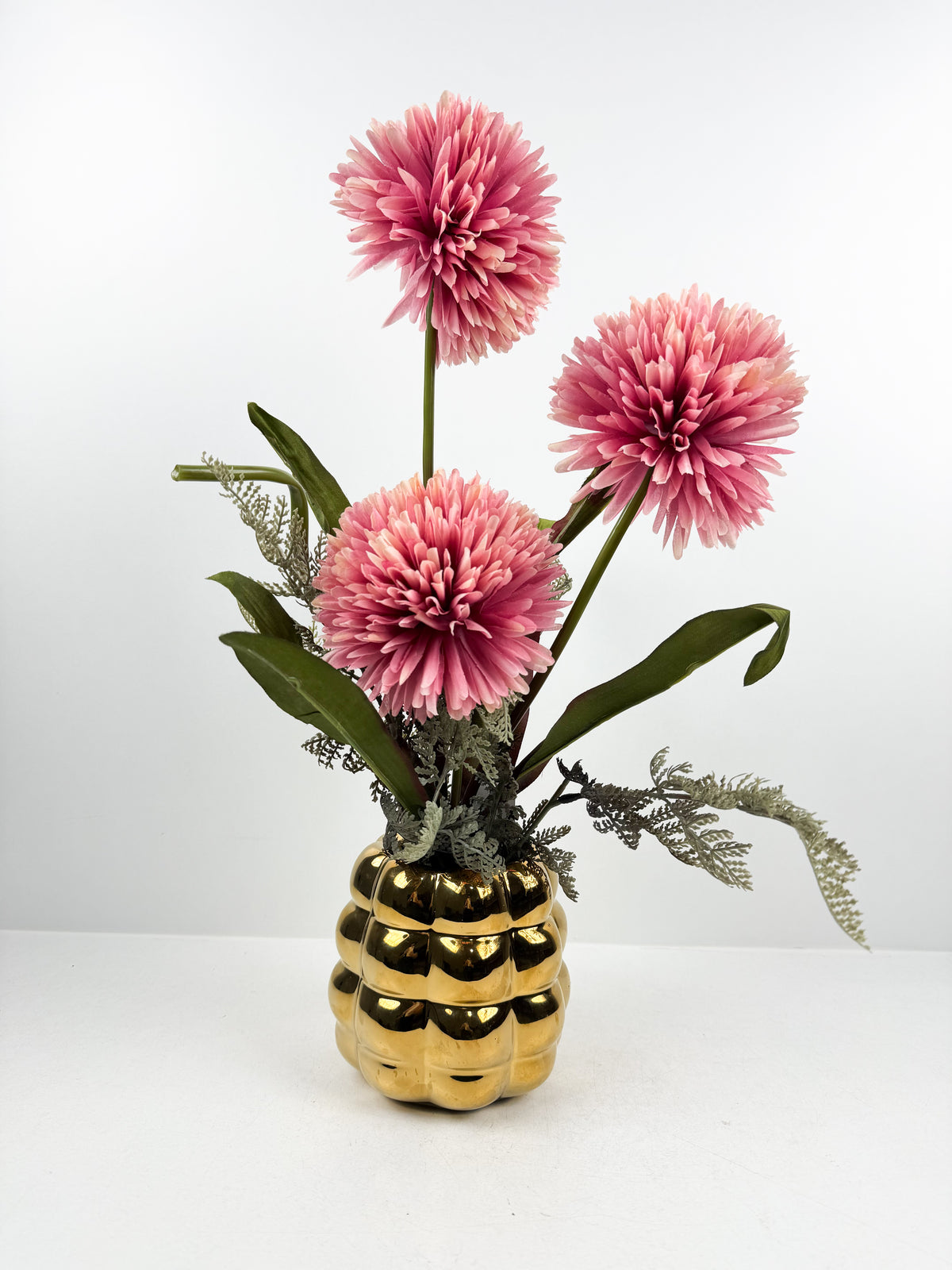 Fleurs artificielles élégantes en forme de pompons roses éclatantes.