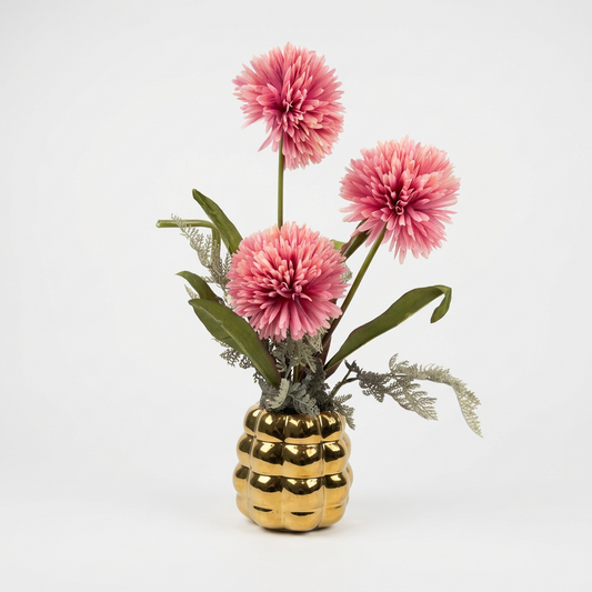 Fleurs artificielles élégantes en forme de pompons roses éclatantes.