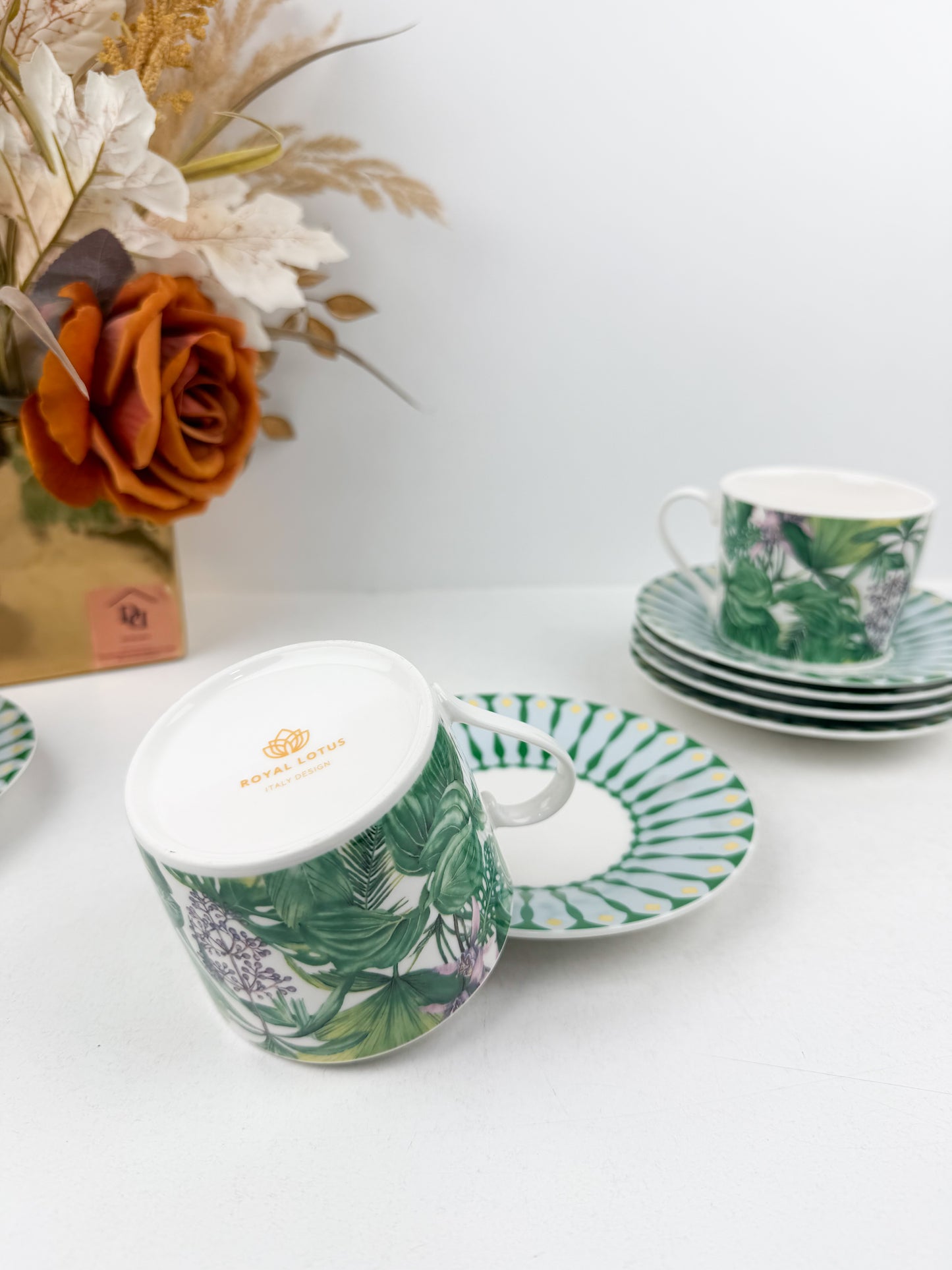 Service de six tasses et six sous-tasses à café au lait en porcelaine fine, alliant élégance et modernité
