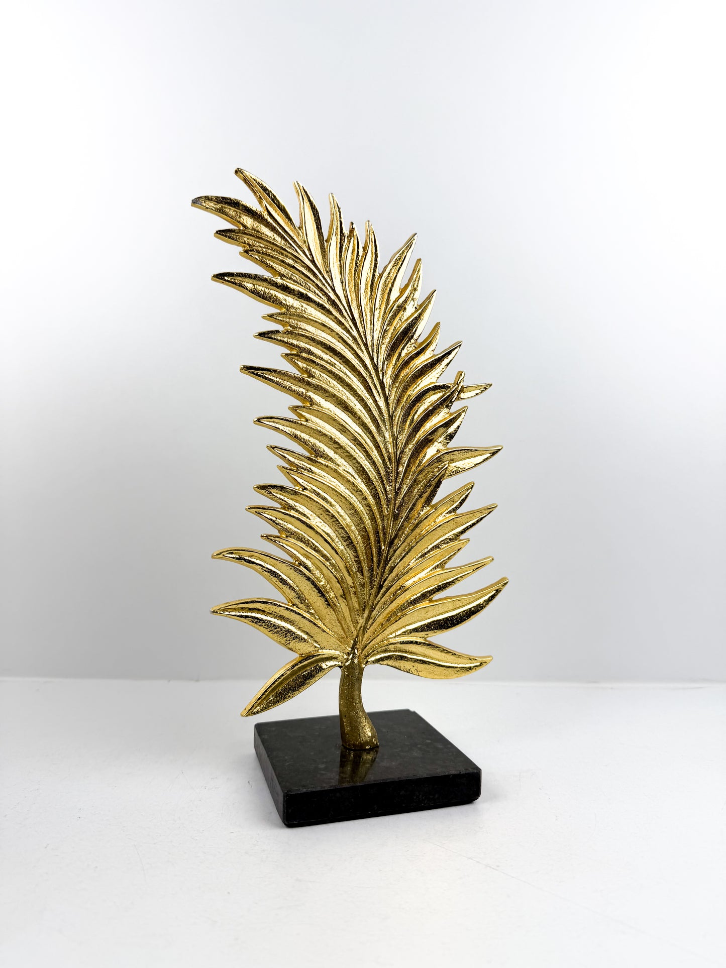 Plume décorative élégante aux finitions dorée brillante en métal