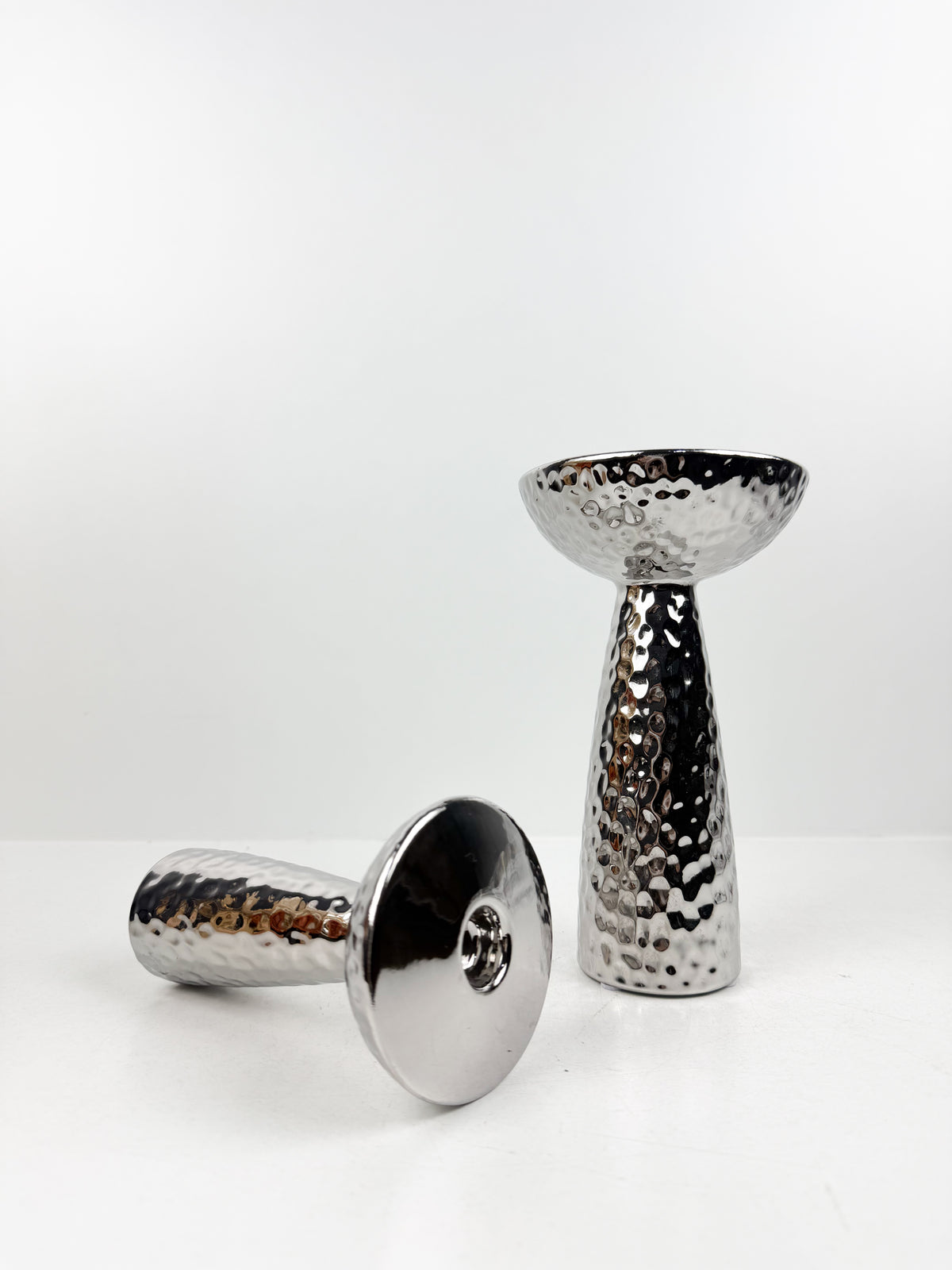 Duo de bougeoirs en métal argenté.