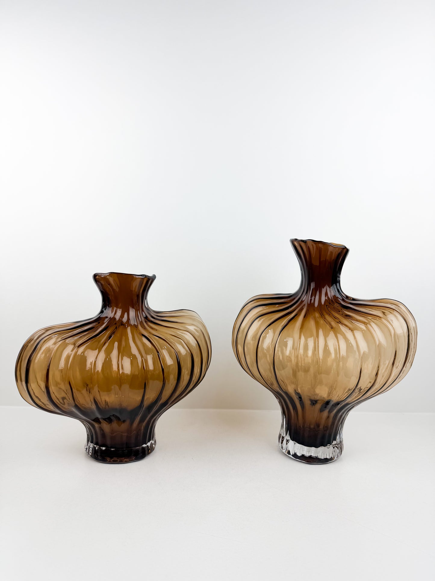 Duo de vases sculpturales en marron avec transparences élégantes