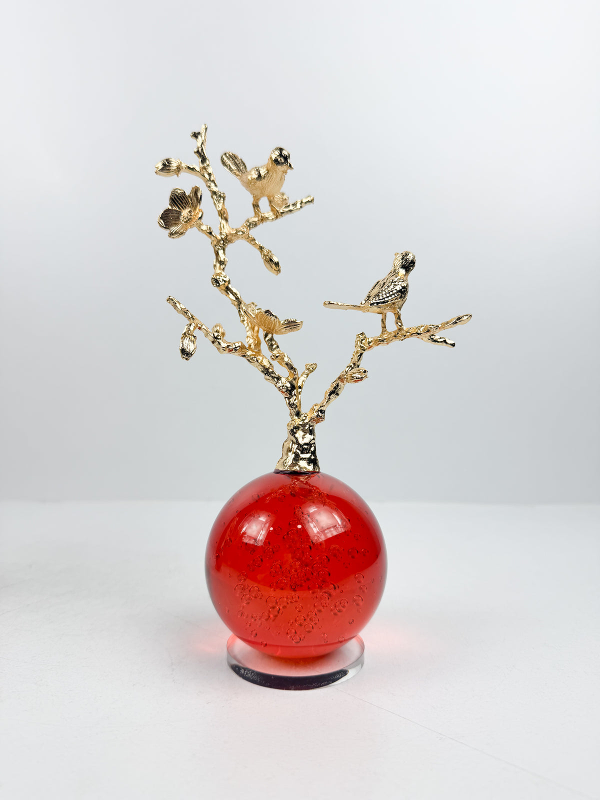 Sculpture décorative d'un arbre aux oiseaux en métal doré.