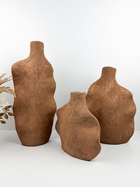 Trio de vases en céramique marron aux formes sculpturales et élégantes