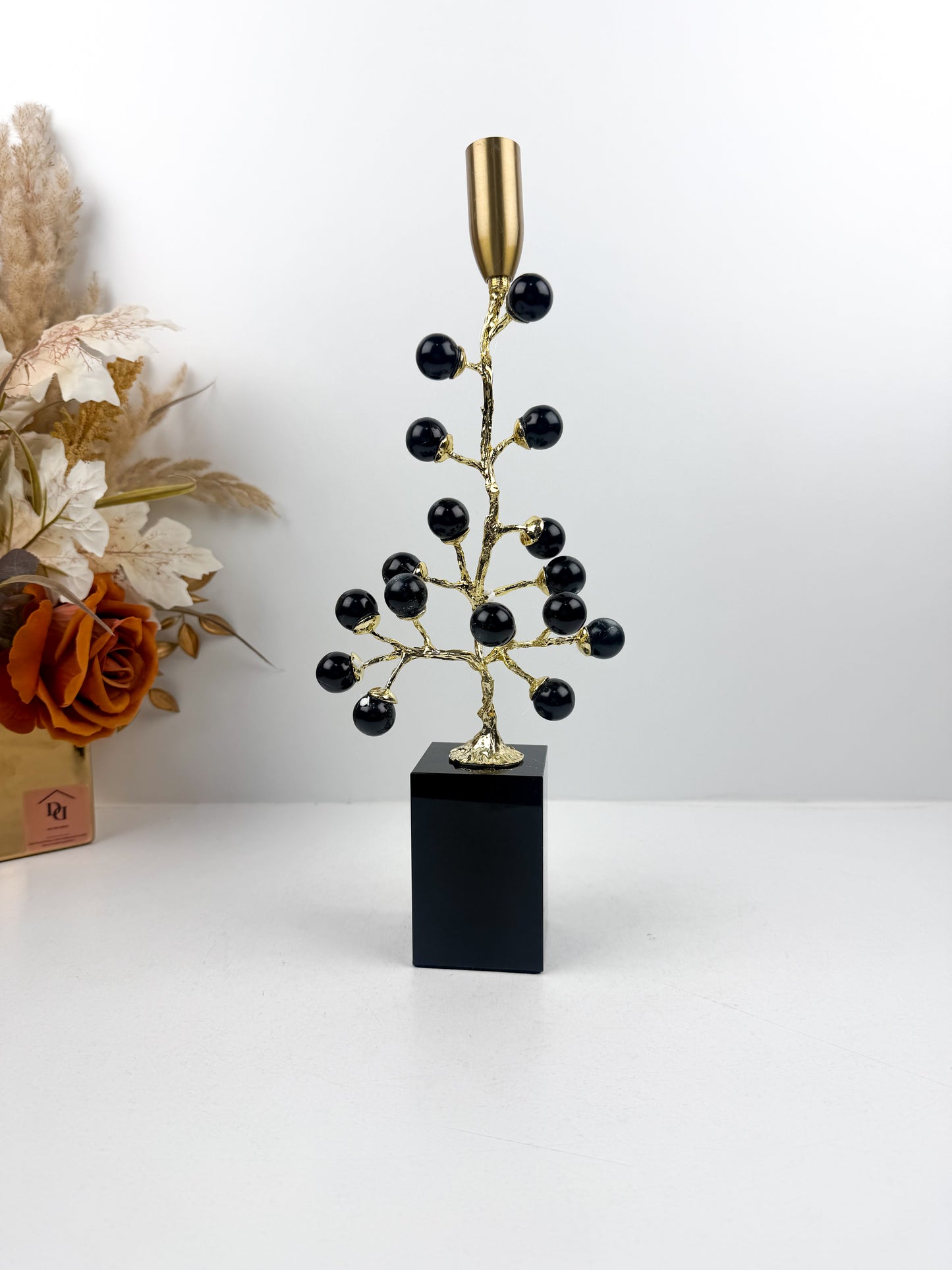 Arbre en métal doré aux lignes élégantes, orné de magnifiques boules en cristal noir