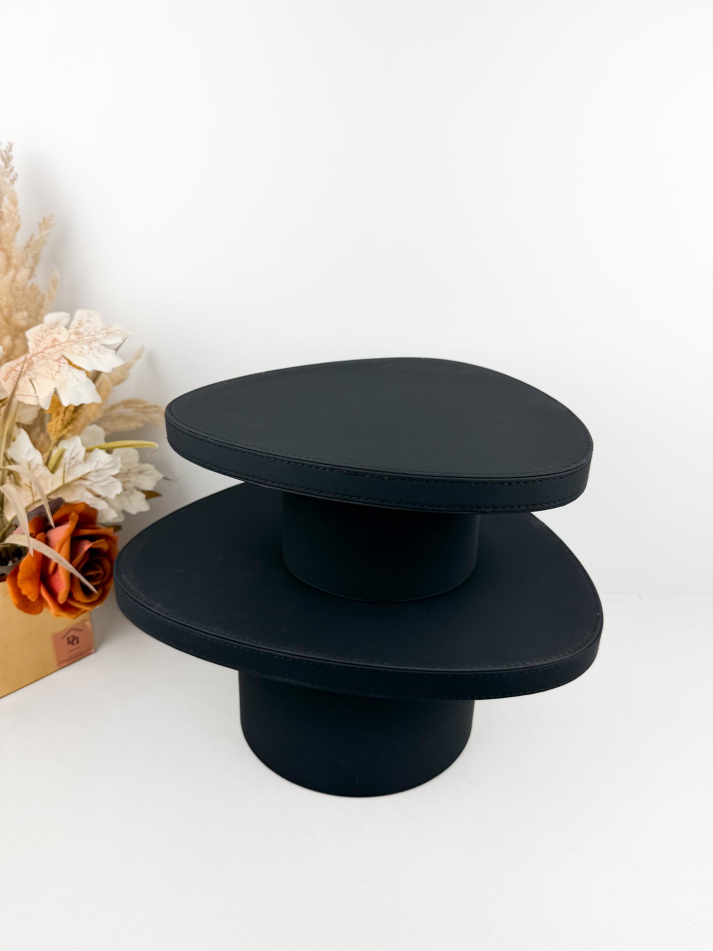 Supports décoratifs de présentation en cuir de haute qualité en forme de triangle