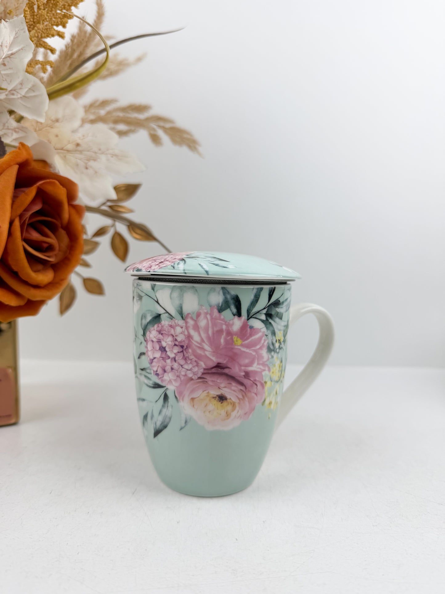 Mug café en céramique élégant orné d'un motif floral sophistiqué