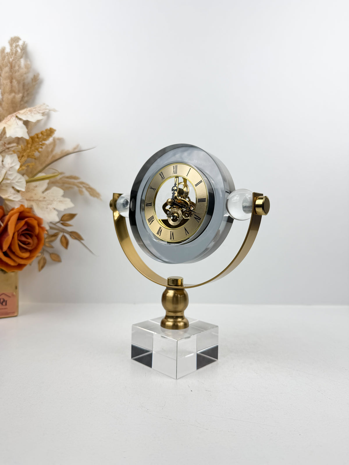 Horloge de Table en cristal métal doré élégant.