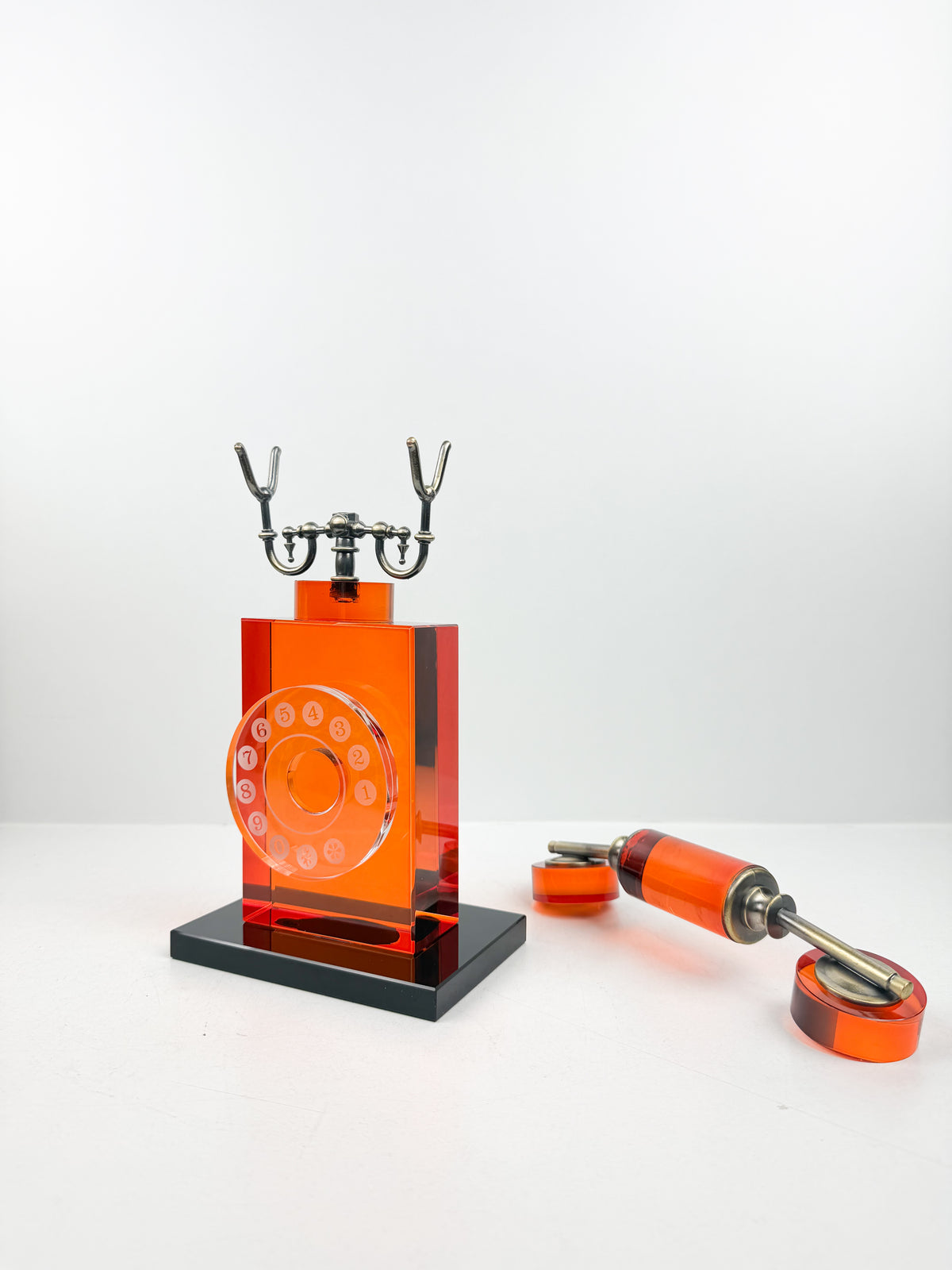 Téléphone vintage sculptural en cristal ambré.