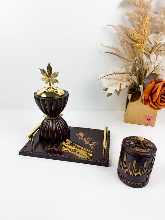 Encensoir marron aux finitions dorées de motifs floraux délicats