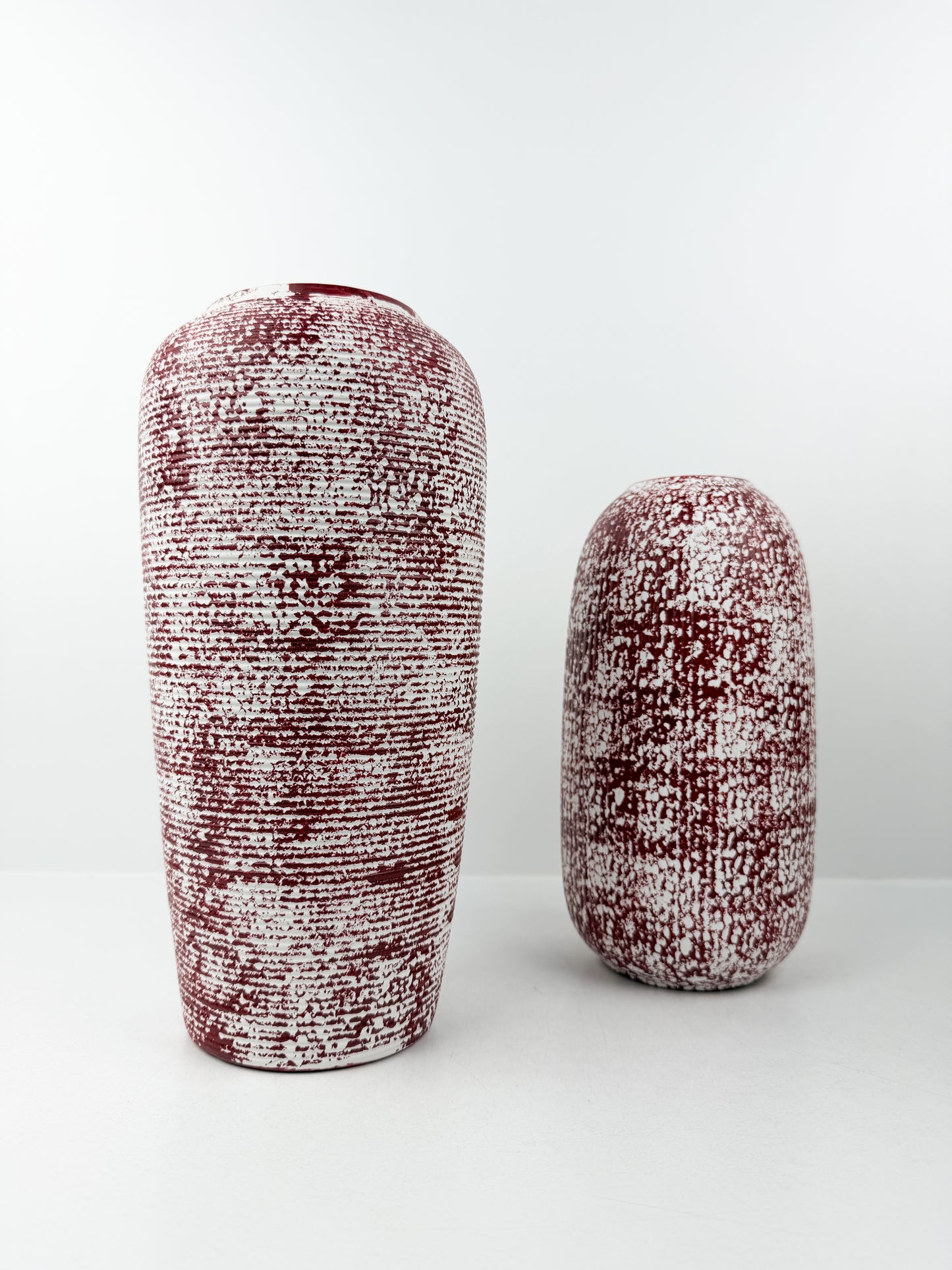 Duo de vases aux teintes rouge et blanc