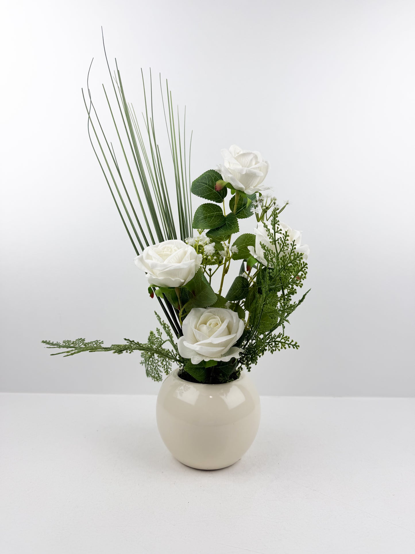 Fleurs artificielles blanches de luxe, élégantes et intemporelles.