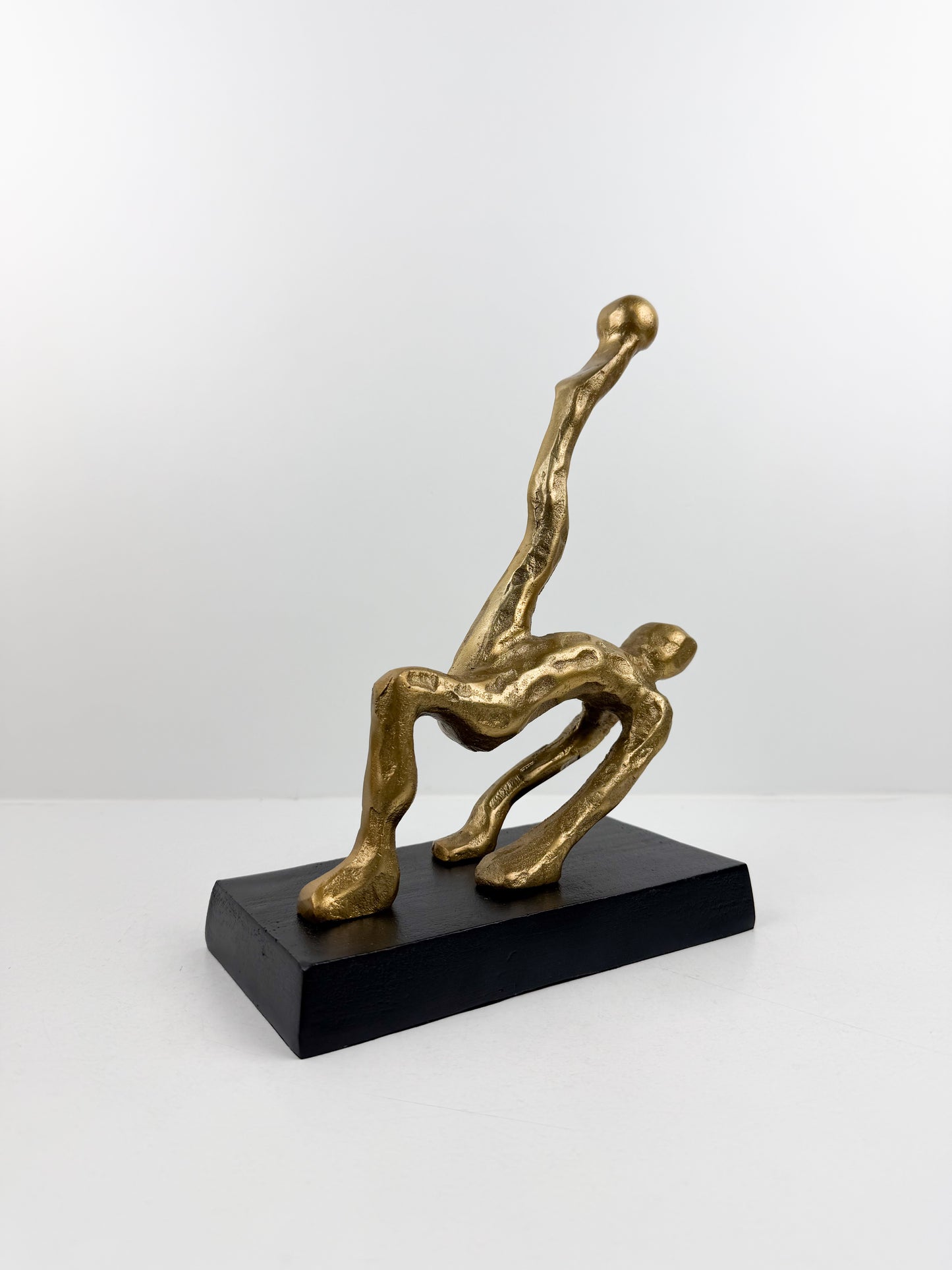 Figurine de gymnastique capturant l'essence du mouvement et de l'équilibre.
