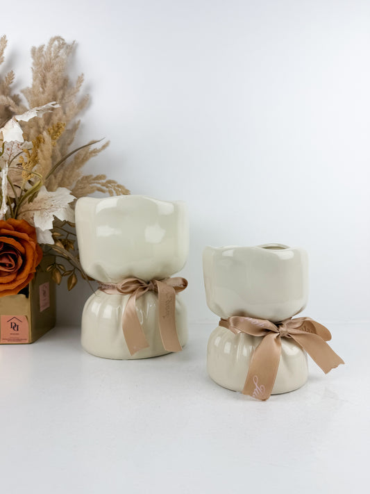 Duo vases décoratifs en céramique de couleur crème en forme de bouquet de fleur