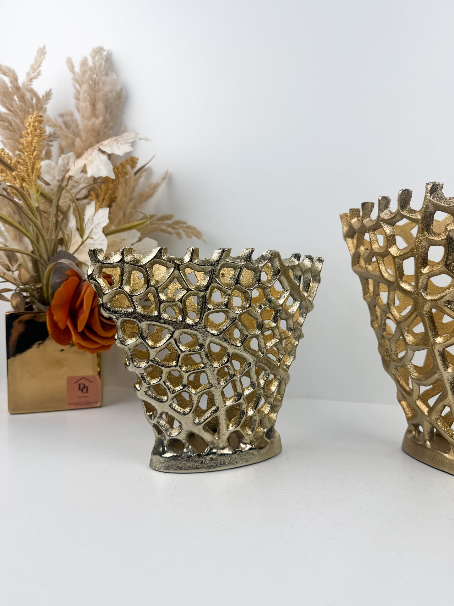 Vases décoratifs au design ajouré élégant, inspirés par la beauté naturelle du corail.