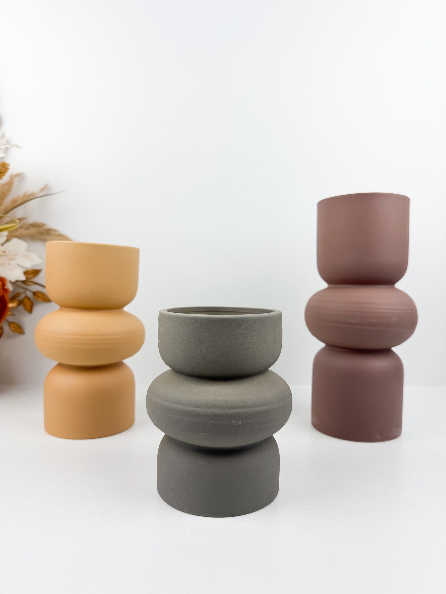 Trio de vases aux formes épurées et aux teintes contrastées