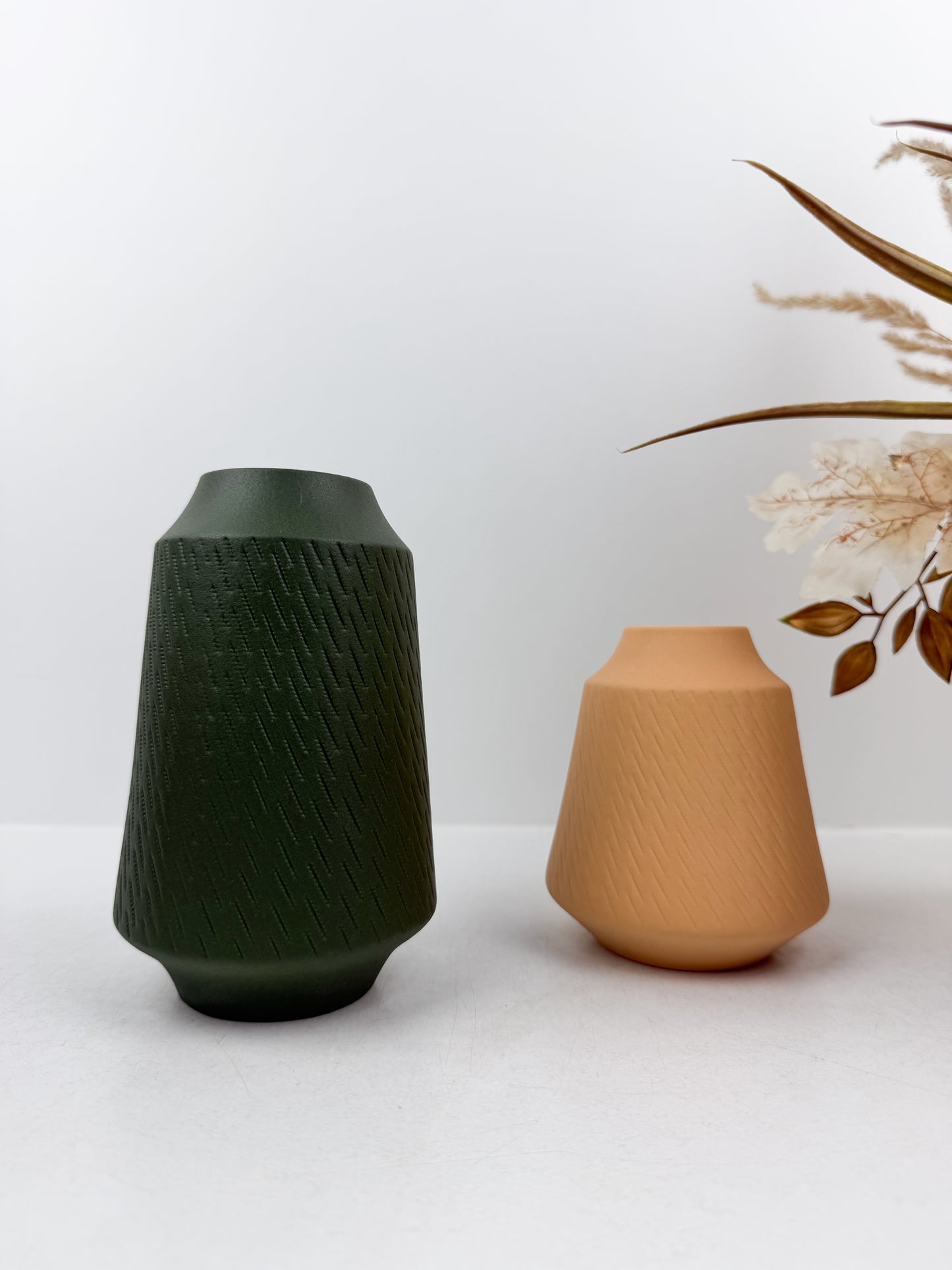 Ensemble de trois vases élégants en céramiques aux finitions mates très chic.